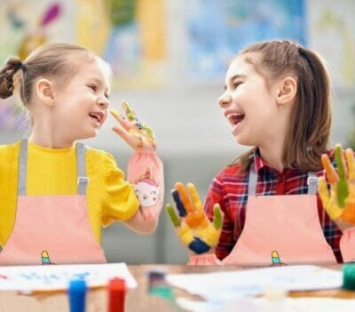 Stylische Kinder-Schürze: Wasserdicht, verstellbar, mit süßem Katzenmuster. Perfekt für kreative Aktivitäten!