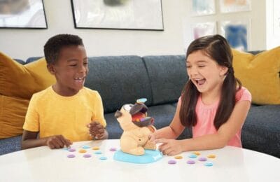 Mattel Games Puglicious: Stapelspiel mit Hundeleckerlis, fördert Geschicklichkeit und Spaß, ideal für Kinder ab 5 Jahren.