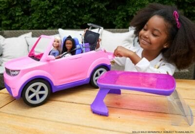 Barbie Cabrio wird zur Bühne: "Big City, Big Dreams" Spielset mit über 20 Zubehörteilen, ideal für Kinder.