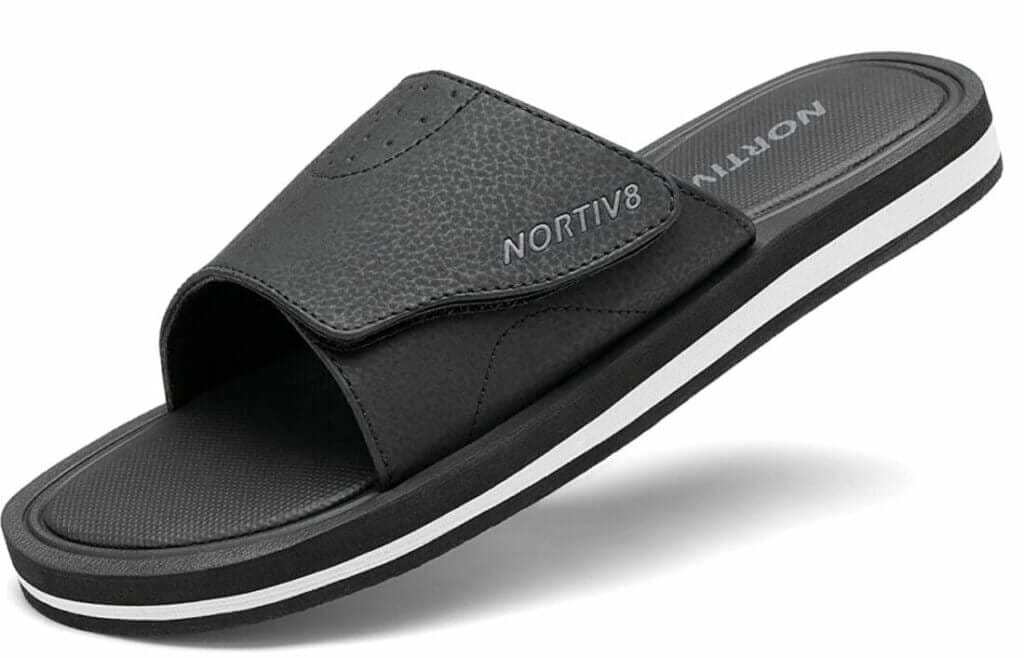 Gibt’s in 3 Farben: Herren Badelatschen – 60% Rabatt