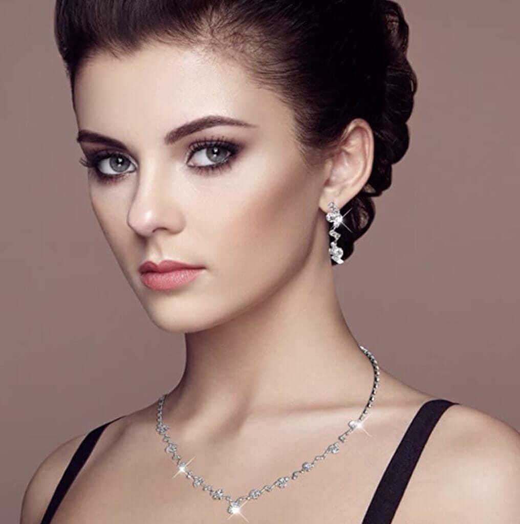 Schmuckset mit Halskette und Ohrringen – 70% Rabatt
