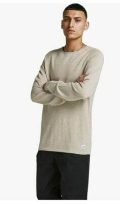 JACK& JONES Herren Strickpullover in Weiß Oatmeal/Melange, getragen von einem Mann 