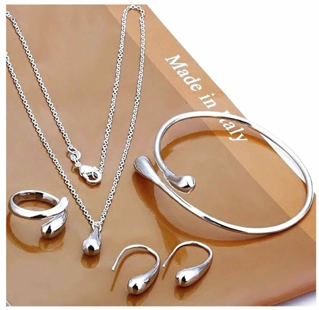 In Silber oder Schwarz: 4-teiliges Damen Schmuck-Set – 70% Rabatt