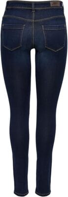 Figurbetonte ONLY Damen Jeans mit mittlerer Leibhöhe und klassischem Schnitt.