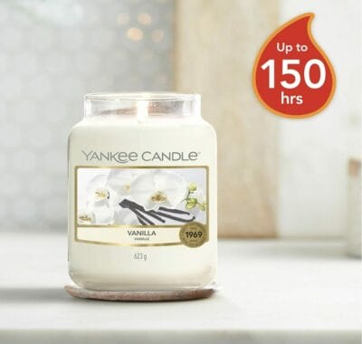 Gemütliche Atmosphäre: Yankee Candle Duftkerze im Glas, Vanilla, bis zu 150 Stunden Brenndauer.