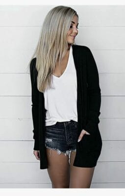 Als leichte Jacke getragen, bietet er einen stilvollen Überwurf für wärmere Tage.