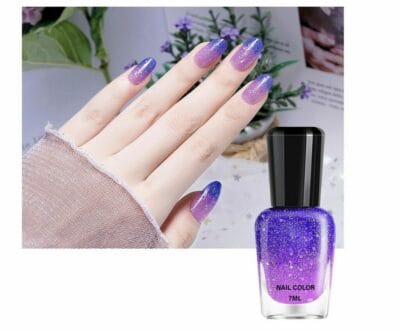 Gönn dir diesen einzigartigen Nagellack und bringe Farbe und Glitzer in deinen Alltag.