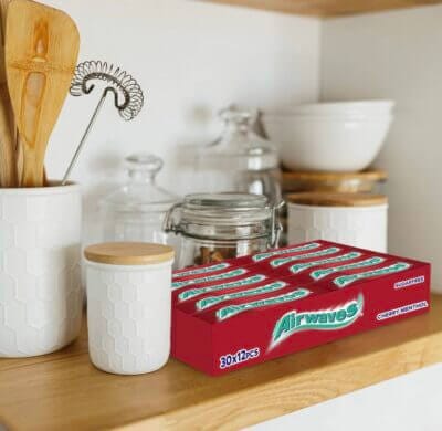Genieße Airwaves Cherry Menthol: Fruchtig, erfrischend, zuckerfrei für langanhaltend frischen Atem – 30 Packungen.