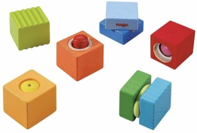 HABA 7628 Entdeckersteine Klangspass robustes Holzspielzeug und Lernspiel ab 1 Jahr 6 farbenfrohe Baukloetze mit unterschiedlichen akustischen Effekten