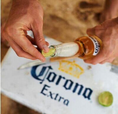 Genieße Corona Extra Premium Lager: Erfrischend mild, goldene Farbe, für echtes mexikanisches Strandgefühl zu Hause.