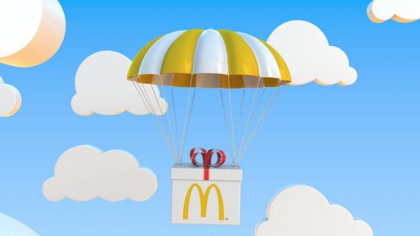Mc Donalds Paket mit Fallschirm im Himmel