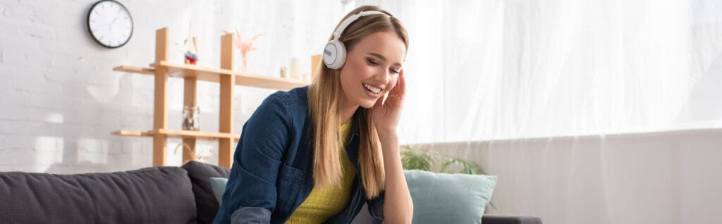 Spotify Usering Spotify Userin die Musik über Kopfhörer hört