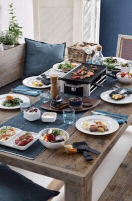 WMF Lono Raclette Grill mit Pfaennchen und Schiebern1