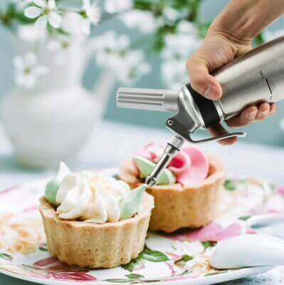 Hochwertiger Sahnespender - Perfekt für Desserts und professionelle Küche! Jetzt auslaufsicher und dekorativ!