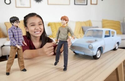 Harry Potter und Ron Weasley im fliegenden Auto: Magisches Spielset mit 2 Puppen und einem Spielzeugauto.
