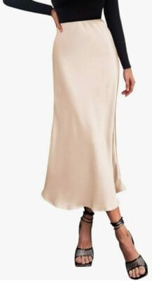 Dieser elegante Satinrock für Damen mit seiner A-Linien-Silhouette und dem High Waist-Design verleiht Ihnen eine schmeichelhafte Figur und betont Ihre Taille. Das glänzende Satinmaterial verleiht ihm einen Hauch von Luxus, während die Länge für ein angenehmes Tragegefühl sorgt. 