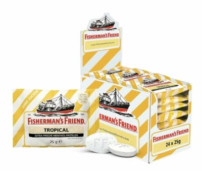 Fisherman's Friend Tropical im Karton mit 24 Beuteln mit dem Geschmack von Ananas Melone und Guave