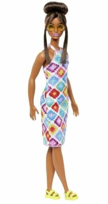 Entdecke die Barbie Fashionistas Puppe Nr. 210: Glamouröser Dutt, gehäkeltes Neckholder-Midikleid, goldene Sonnenbrille.