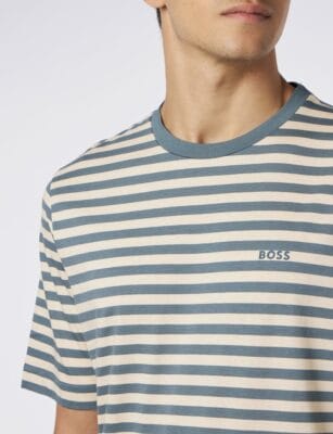 BOSS TalesStripe T-Shirt in Open Beige: 100% Baumwolle, elegante Streifen, kleines Logo, perfekt für jeden Anlass.