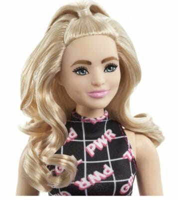 Entdecke die vielfältige Barbie Fashionistas Puppe: Girl Power Dress, rosa Gürteltasche, gelbe Schuhe!