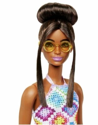 Entdecke Barbie Fashionistas Puppe Nr. 210: Glamouröser Dutt, gehäkeltes Kleid, goldene Sonnenbrille, gelbe Sandalen!