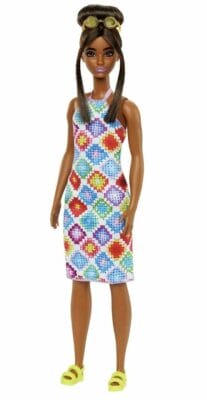 Barbie Fashionistas Puppe Nr. 210 Entdecke Barbie Fashionistas Puppe Nr. 210: Glamouröser Dutt, gehäkeltes Kleid, goldene Sonnenbrille, klobige Sandalen!