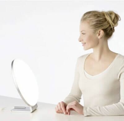 Beurer TL 70 Tageslichtlampe bekämpft Winterblues mit 10.000 Lux. Einstellbare Timer, flimmerfrei, energiesparend.