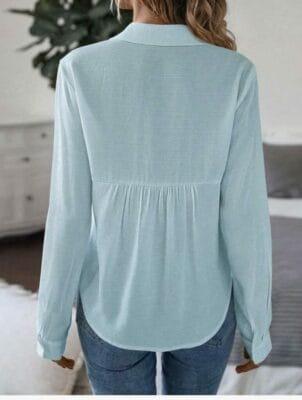 Elegante Damenbluse aus Baumwoll-Leinenmix für zeitlosen Stil und angenehmen Tragekomfort.