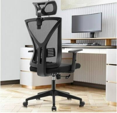 Maximaler Komfort und Unterstützung: Ergonomischer Schreibtischstuhl mit verstellbarer Kopfstütze, Lendenwirbelstütze und Armlehnen.
