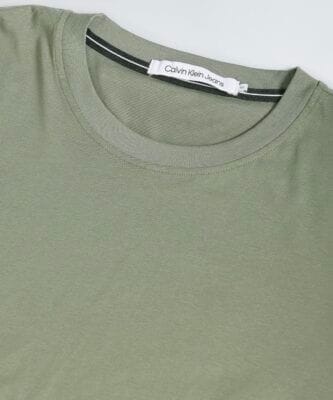 Calvin Klein Jeans Herren T-Shirt in Dusty Olive: Zeitlos, sportlich, aus 100% regenerativer Baumwolle.