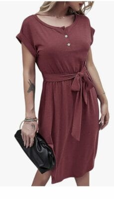 Stilvolles und bequemes Sommerkleid: Knielang, kurzärmelig, mit Gürtel für vielseitigen und femininen Look.