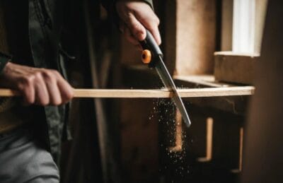 Fiskars Xtract Handsäge: Perfekt für Holzleisten, feine Zahnung, sicherer Griff. Präzise Schnitte, langlebiges Design.