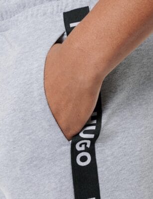 Entdecke HUGO Jogginghose aus Bio-Baumwolle. Stil trifft Nachhaltigkeit. Perfekt für Sport und Entspannung.