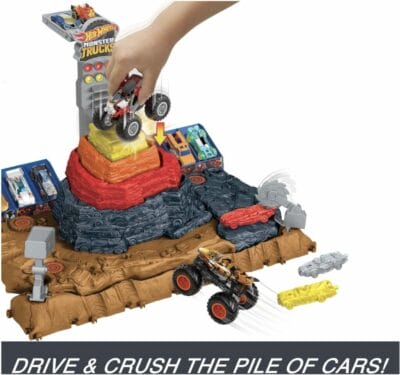 Hot Wheels Monster Trucks Spielset mit exklusivem Bone Shaker und 3 zerstörbaren Autos für actionreichen Spaß.