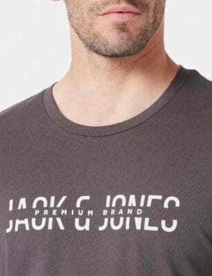 JACK & JONES Herren T-Shirt Raven: Normale Passform, Jersey Style, mit auffälligem Printdetail.
