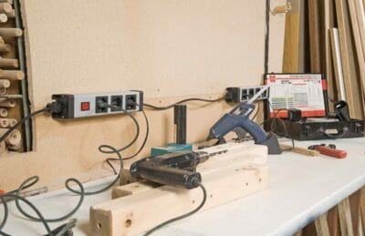 Optimiere deinen Arbeitsplatz mit der Kopp Powerversal 4-Fach Steckdosenleiste für 3600W/16A, 90° gedrehte Anschlüsse.