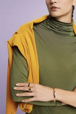 ESPRIT Jersey-Longsleeve mit Rollkragen in Light Khaki: Dünn, elegant, vielseitig. Perfekt für jede Garderobe.