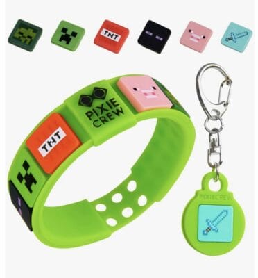 Minecraft Armband Schlüsselanhänger Set Minecraft-Schlüsselanhänger und Armband-Set: Perfektes Geschenk für junge Gamer, um ihren Lieblingscharakteren zu huldigen.