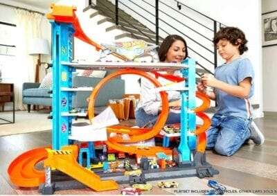 Hot Wheels Garage: Aufregendes Spielset mit Hai, Looping Tracks und Platz für 90+ Spielzeugautos. Mega-Spaß garantiert!