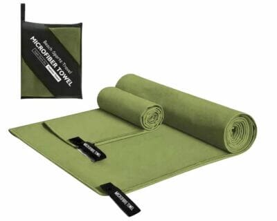 Ultrakompaktes Mikrofaser Handtuch in Armeegrün für schnelles Trocknen - Perfekt für Reisen, Fitness und Strand.