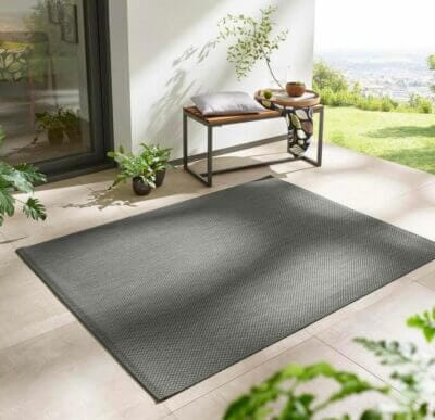 Stilvoller In- & Outdoor Teppich: Strapazierfähig, wetterfest, modernes Design in Anthrazit-Dunkelgrau.