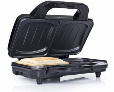 Tristar SA-3060 Sandwich Maker: Tiefe Platten für große Sandwiches, leicht zu reinigen, platzsparend. Schnelle Zubereitung.