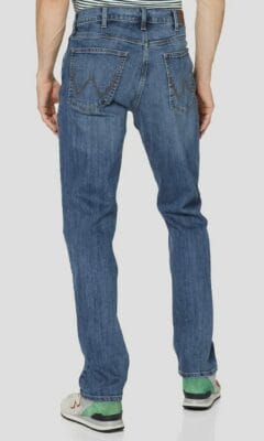 Klassischer Stil: Wrangler Herren Authentic Regular Jeans - Strapazierfähige Denim-Mode für jeden Anlass.