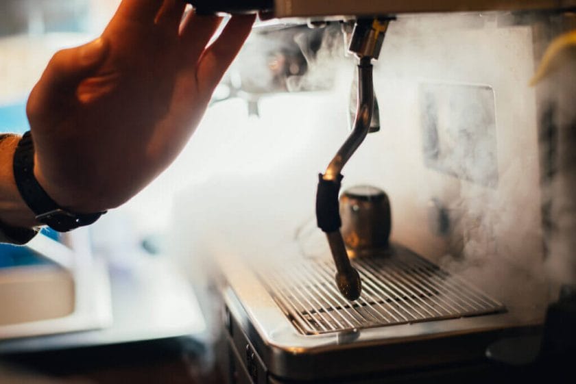 Kaffeevollautomat DeLonghi Damp bei der Zubereitung