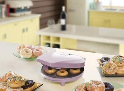 Backe mit dem Bestron Donut Maker im Retro Design 7 köstliche Donuts, ideal für jede Kaffeepause.
