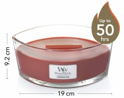 Entzünde die WoodWick Zimt Chai Duftkerze für gemütliche Atmosphäre und wohltuenden Duft zu Hause.