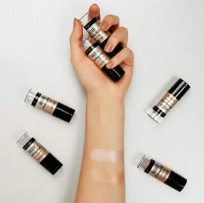 MAYBELLINE Highlighter: Strahlender Glanz für mittlere Hauttöne. Leichte Textur, langanhaltendes Ergebnis.