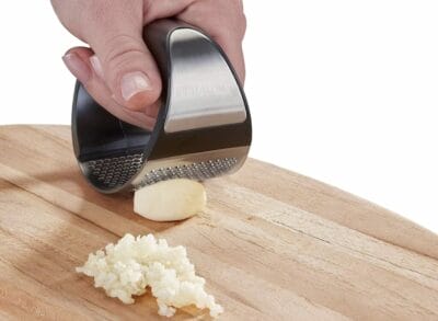 Leifheit Knobi King: Effiziente Knoblauchpresse, Edelstahl, leicht zu reinigen, würfelt Knoblauch präzise, spülmaschinenfest.