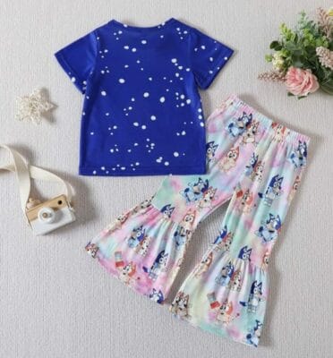 Entdecke sommerliche Leichtigkeit mit Drumm Kinder Outfit: Niedliches T-Shirt & Schlaghose mit Grafikdruck.
