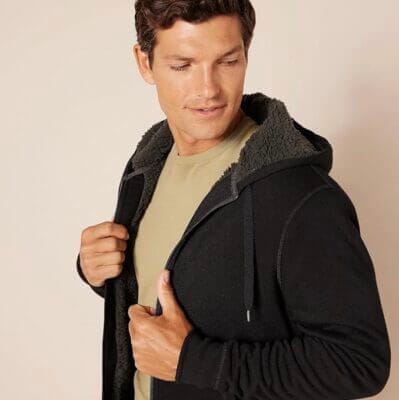 "Amazon Essentials Herren Fleece-Sweatshirt mit Kapuze und Sherpa-Futter, ideal für kalte Tage, stilvoll und bequem."